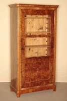 Vitrine- bzw. Wäscheschrank, süddeutsch/wohl Baden, um 1835/40, Front mit sogenannten Brezelfüllungen, Korpus Weichholz, Wurzel- nußfurnier ...