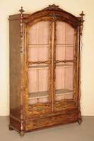 Vitrine, süddeutsch, um 1835/40, Korpus Weichholz/Hartholz, Wurzelnußfurnier gespiegelt verlegt, Verglasung aus der Zeit, Kopf geschwungen, Ecken ...