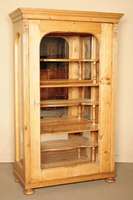Vitrine, wohl mitteldeutsch, um 1870/80, Kiefer massiv, z.T. Zierbelkiefer, Lisenen 3-fach gerillt, in Voluten auslaufend, sparsame Blatt- bzw. ...