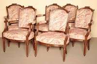 Sechs Stuhlsessel, Frankreich, um 1880/90, nach dem Vorbild von 1760/70, Gestell Nußbaum massiv, doppelt bzw. 3-fach gerieft, Schnitzereien aus dem ...