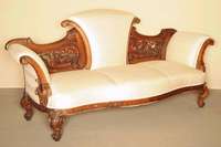 Sofa, England, um 1860, Gestell Nußbaum massiv, allseitig geschweift, reich geschnitzt, Füße und Zierteile in vollplastischen Akanthusblättern ...