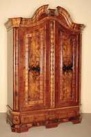 Prunkschrank, norddeutsch/Gegend Schleswig-Holstein, um 1750, Korpus ausgesuchtes Nußbaum- bzw. Wurzelnußfurnier, dieses gespiegelt bzw. doppelt ...