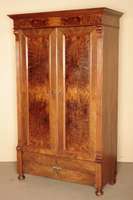 Gründerzeitschrank, deutsch, um 1880, Korpus Weichholz, Nußbaumfurnier, auf Kugelfüßen, Lisenen gerillt, auslaufend in Voluten, gerahmte ...