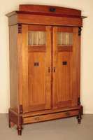 Schrank, deutsch, um 1900, Jugendstil, auf gedrechselten Beinen, Zarge mit integrierter Schublade, Lisenen auslaufend in Voluten, massive Füllungen ...