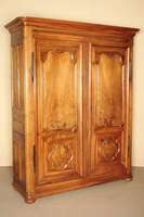 Schrank, Frankreich/Umgebung Paris, um 1760/70, Nußbaum massiv, komplett auf Rahmen gearbeitet, Inlets asymetrisch angeordnet, mit Kassettierung, ...