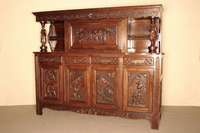 Buffetschrank, Frankreich, um 1910, Eiche massiv, Rückwand z.T. Tischlerplatte, Zarge mit Schnitzerei, 4-türig mit kassettierten und geschnitzten ...