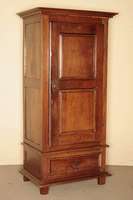 1-türiger Brotschrank, Frankreich/Umgebung Straßburg, um 1790/1800, Nußbaum massiv, gerder Korpus Front und Seiten mit kassettierten Füllungen, ...