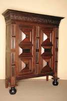 Kissenschrank, Holland, Mitte/Ende 18. Jhd., Korpus Eiche massiv, Kissen und Lisenen mit Nußbaum, Palisander und Ebenholz aufgelegt, auf ...