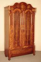 Schrank, deutsch, um 1870, Louis-Philippe, Korpus Weichholz, Mahagonifurnier, Lisenen abgeschrägt, in Voluten auslaufend, Front mit ...