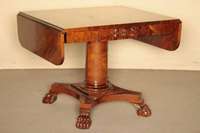 Wangentisch, um 1900, Korpus Weichholz, Birke furniert, auf Tatzenfüßen, Platte getragen von einer Säule, seitliche Wangen abklappbar, Zarge mit ...
