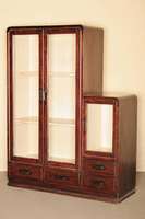 Kleine Vitrine, 30er Jahre, ArtDeco-Stil, Ulme massiv, unten vier Schubladen, gerader Korpus, an den Ecken leicht abgerundet, Türen verglast mit ...