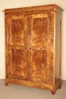 Schrank, deutsch, um 1850, Spätbiedermeier, Korpus Weichholz, furniert mit ausgesuchtem Wurzelholz, gespiegelt verlegt, gerader Korpus, Ecken leicht ...