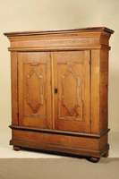 2-türiger Dielenschrank, mittel- bzw. norddeutsch, um 1766 (datiert), sogenannter Mitgiftschrank, Eiche massiv, Front z.T. auf Rahmen gearbeitet, ...