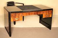 ArtDeco-Schreibtisch und Stuhl, Frankreich, um 1935, Korpus Weichholz, z.T. kaukasisch Nußbaumfurnier gespiegelt verlegt, Platte, Seite und Ränder ...