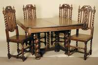 Ausziehtisch und sechs Stühle, Mittelfrankreich, um 1890, Eiche massiv, Eichefurnier, Tisch Unterteil mit vier reich gedrechselten Beinen und ...