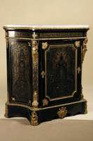 Eintüriger Konsolenschrank, Napoleon III, um 1870, seitlich konkav geschweift, abgeplattete Ecken, dick gelackt, mit Metallintarsien, aufgelegte ...