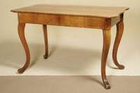 Schreibtisch bzw. Salontisch, deutsch, um 1850/60, Korpus Weichholz, Nußbaum- bzw. Wurzelnußfurnier, geschweifte Platte passig, Fadenintarsien, ...
