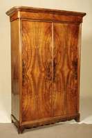 Sogenannter Rahmenschrank, Pfalz/Baden, um 1830, Korpus Weichholz, Wurzelnußfurnier, ausgesprochen schönes Furnierbild, dieses 4 -fach doppelt ...