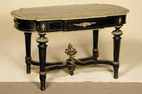 Salontisch, Frankreich, um 1860/70, Napoleon III, historizistisch mit klassizistischen und Barockelementen, Edelhölzer, diese schwarz gelackt bzw. ...