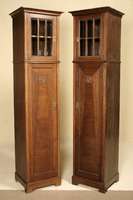 Zwei Jugendstilpylonen, deutsch/wohl München, um 1904/06, Korpus Hartholz, Front auf Rahmen gearbeitet, Eichefurnier horizontal und vertikal z.T. ...