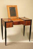 Poudreuse, Frankreich, um 1932/34, reines ArtDeco, Korpus Weichholz, Mahagonifurnier, Ränder schwarz gefaßt, 4-säulig, leichte Balusterform, ...