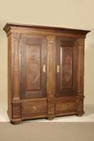 Dielenschrank, Gegend Trier, 1815, Eiche massiv, 3-geteilt, aufgelegte Halbsäulen, z.T. mit Rosettenmuster bzw. Kapitele mit Rosettenbändern, ...