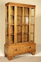 ArtDeco-Vitrine, deutsch, um 1928/30, Korpus Hartholz (Buche?), Ahornfurnier gespiegelt verlegt, 3-seitig verglast, integrierte Schublade im ...