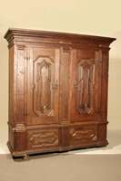 Flurschrank, norddeutsch, um 1740/50, Eiche massiv, Verwendung von ausgewähltem Kernholz, Front auf Rahmen gearbeitet, Inlets verkrakt bzw. doppelt ...