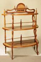 Ausgefallene Etagere, Ungarn, um 1860, Nußbaum massiv bzw. Nußbaumfurnier gespiegelt verlegt, Ränder aufgehelltes Nußbaumfurnier, gitterartiger ...