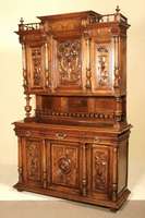 Aufsatzmöbel, Frankreich, um 1880/90, Nußbaum massiv, 3-teilig, Unterteil mit drei Türen und vier freistehenden Säulen, diese kanneliert, in ...