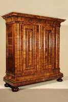 Frankfurter Wellenschrank, deutsch, um 1730/40, Korpus Weichholz, Wurzelnußfurnier quer verlegt (!), hervorragende Ausrichtung des Furnierbildes in ...
