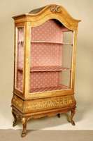 3-seitig verlgaste Barockvitrine, um 1780, Nußbaum massiv, z.T. furniert, geschwungenes Oberteil mit volutenförmiger Kopfleiste, Unterteil auf ...