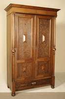 Schrank, deutsch, um 1880, Gründerzeit, Eiche massiv, z.T. furniert, Korpus Weichholz, Front auf Rahmen gearbeitet, Inlets punziert, mit Muschel- ...