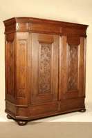 Schrank, deutsch/Niederrhein, um 1820, Eiche massiv, gerader Korpus mit stark abgeschrägten Ecken, Seiten mit kassettierten Füllungen, Ecken mit ...