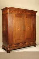 Schrank, deutsch, um 1820/30, Spätbiedermeier, Korpus Eiche massiv, schwere Fußleiste, oben und unten mit aufgelegtem Wurzelnußfurnier, gerader ...