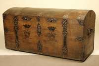 Hochzeitstruhe, deutsch, um 1760, Eiche massiv, Kufen unten wohl sekundär, Bänderung mit schmiedeeiserner Durchbrucharbeit, leicht schwundrissig, ...
