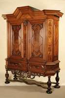 Stollenkabinettschrank, Mark Brandenburg, um 1750, Korpus Eiche, Wurzelnußfurnier, zweitüriger Schrankaufsatz mit vorkrakendem sogenanntem Danziger ...