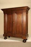 Schrank, deutsch, um 1760, Eiche massiv, auf schweren Kugelfüßen, 2-türig, Füllungen mit Leistenverzierung, schweres Kopfteil, 10-fach getreppt, ...