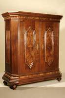 2-türiger Barockschrank, deutsch, um 1760, Korpus Eiche massiv, z.T. furniert, Füllungen mit ausgesuchtem Wurzelnußfurnier kassettiert, ...