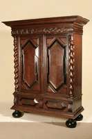 Schrank, norddeutsch, um 1870/80, Danziger Barockstil, Eiche und Nußbaum massiv, z.T. furniert, mit vorgesetzten stark gedrechselten Vollsäulen, ...