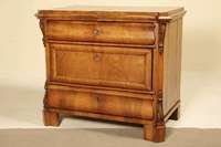 Kommode, deutsch, um 1860, Louis-Philippe, Korpus Weichholz, Rüsterfurnier, zierliche dreischübige Kommode, mit gerahmten bzw. leicht geschweiften ...