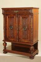 Prunkvertiko, deutsch, um 1870, Korpus Weichholz, Nußbaum massiv, z.T. furniert, auf gedrechselten Kugelfüßen, offene Ablage, Lisenen und ...