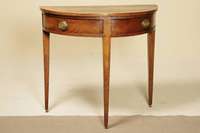 Halbmond- bzw. Konsolentisch, deutsch, um 1800, Eiche massiv, auf konischen Beinen, mit kleinen Messingfüßen, unter der Platte zwei Schubladen, ...
