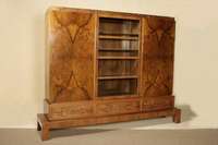 Bücherschrank, deutsch, um 1920, ArtDeco, Korpus Weichholz, z.T. Tischlerplatte, furniert mit ausgesuchtem Wurzelfurnier, gespiegelt verlegt, unten ...