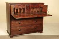 Schreibkommode, England, um 1800, George III, Korpus Weichholz bzw. Mahagoni, z.T. furniert, gerader Korpus, drei Schubladen, obere Schublade ...