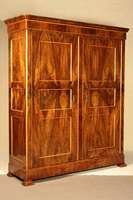 Schrank, deutsch/Umgebung Pfalz, um 1840/50, Korpus Weichholz, Nußbaum- bzw. ausgesuchtes Wurzelnußfurnier, gerader Korpus, 3-seitig kassettierte ...