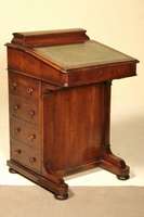 Davenport, England, um 1920, Edwardien, Korpus Weichholz, z.T. Tischlerplatte, Nußbaum furniert, seitlich mit Schubladen, Schreibplatte mit Leder, ...