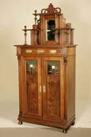 Vertiko, deutsch, um 1900, Jugendstil, Korpus Weichholz, Nußbaum furniert, Lisenen gerieft, in Voluten auslaufend, Türfüllungen gerahmt, oberer ...