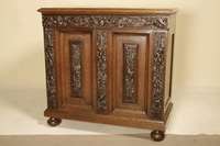 Kissenschrank, Holland, um 1800, Eiche massiv, aufgelegte Schnitzereien, Blumen und Früchte, zum Teil vollplastisch, Kissen mit Leistenverzierung, ...