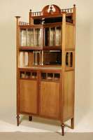 Jugendstilvitrine, deutsch, um 1895/1900, von ausgesprochener Expressivität, Mahagoni massiv, Unterteil aus dem Vollholz gearbeitet mit Oberlichtern ...